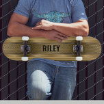 Skateboard Ajouter un nom Initiales, Bandes métalliques d'or<br><div class="desc">Ajoutez le nom ou les initiales que vous voulez sur ce design génial - Voir ma boutique pour beaucoup plus de modèles de skateboard personnalisés et Skateboard T-Shirts,  Sweat - shirts à capuche,  Backpacks,  couvertures et plus encore.</div>