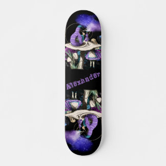 Skateboard Alice foncée et la chenille Fumer sur les champign
