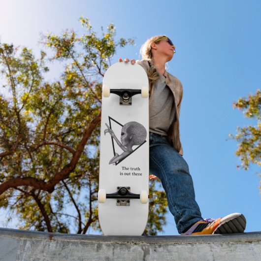 Skateboard Alien gris, la vérité est là (Extérieur 1)
