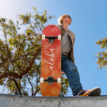 Skateboard Aloha cool chic typographie jaune orange ananas<br><div class="desc">Aloha. Emmenez un peu des îles hawaïennes dans vos rues de la ville chaque fois que vous utilisez ce skateboard aux couleurs vives, chic, frappant, élégant, moderne, sportif, croustillant, écriture manuscrite blanche typographie sur un motif d'ananas en mauvais état dans une ombre jaune et orange vif. Faites une déclaration amusante...</div>