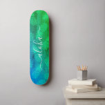 Skateboard "Aloha" typographie cool bleu vert ananas ombre<br><div class="desc">Aloha. Emmenez un peu des îles hawaïennes dans vos rues de la ville chaque fois que vous utilisez ce skateboard aux couleurs vives, chic, frappant, élégant, moderne, sportif, croustillant, écriture manuscrite blanche typographie d'un motif d'ananas, graphique en mauvais état dans un intense ombre turquoise, bleue et verte. Faites une déclaration...</div>