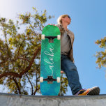 Skateboard "Aloha" typographie cool bleu vert ananas ombre<br><div class="desc">Aloha. Emmenez un peu des îles hawaïennes dans vos rues de la ville chaque fois que vous utilisez ce skateboard aux couleurs vives, chic, frappant, élégant, moderne, sportif, croustillant, écriture manuscrite blanche typographie d'un motif d'ananas, graphique en mauvais état dans un intense ombre turquoise, bleue et verte. Faites une déclaration...</div>