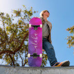 Skateboard Aloha, typographie cool rose violet ananas sombre<br><div class="desc">Aloha. Emmenez un peu des îles hawaïennes dans vos rues de la ville chaque fois que vous utilisez ce skateboard aux couleurs vives, chic, frappant, élégant, moderne, sportif, croustillant, écriture manuscrite blanche typographie sur un motif graphique, ananas dans un violet vif et rose vif. Faites une déclaration amusante et élégante...</div>