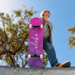Skateboard Aloha, typographie cool rose violet ananas sombre<br><div class="desc">Aloha. Emmenez un peu des îles hawaïennes dans vos rues de la ville chaque fois que vous utilisez ce skateboard aux couleurs vives, chic, frappant, élégant, moderne, sportif, croustillant, écriture manuscrite blanche typographie sur un motif graphique, ananas dans un violet vif et rose vif. Faites une déclaration amusante et élégante...</div>