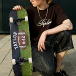 Skateboard American Football Field Name Team Jersey Numéro<br><div class="desc">terrain de football américain avec nom personnalisable et numéro de joueur d'équipe. Idéal pour les amateurs de sport,  hommes et garçons.</div>