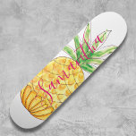 Skateboard Ananas personnalisé<br><div class="desc">Ce skateboard girly est décoré d'un ananas dessiné à la main dans les tons jaune et vert avec typographie rose. Facile à personnaliser avec notre nom. Parce que nous créons notre propre oeuvre, vous ne trouverez pas cette image exacte d'autres designers. Aquarelle originale © Michele Davies.</div>