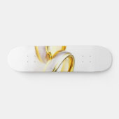 Skateboard Anneaux de mariage d'or sur l'arrière - plan blanc (Horz)