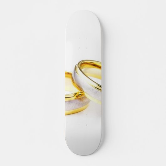 Skateboard Anneaux de mariage d'or sur l'arrière - plan blanc (Devant)