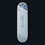 Skateboard Aquarelle bleu bleu foncé Script personnalisé<br><div class="desc">Dusty Blue Floral Greenery skateboard que vous pouvez customiser en cliquant sur le bouton "Personnaliser". Doté d'un élégant feuillage vert d'eucalyptus moderne, de fleurs bleues et blanches poussiéreuses, avec écriture et disposition moderne.</div>