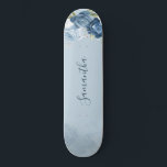 Skateboard Aquarelle bleu bleu foncé Script personnalisé<br><div class="desc">Dusty Blue Floral Greenery skateboard que vous pouvez customiser en cliquant sur le bouton "Personnaliser". Doté d'un élégant feuillage vert d'eucalyptus moderne,  de fleurs bleues et blanches poussiéreuses,  avec écriture et disposition moderne.</div>