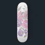 Skateboard Aquarelle de couleur verte de la flore rose violet<br><div class="desc">Ce motif élégant et joli convient parfaitement à une femme branchée et élégante. Il présente des fleurs et des feuilles rose, violet et vert sauge clair peints à la main, sur un simple arrière - plan blanc. C'est artistique, fillette, pays, mignon, unique et tendance. ***CONCEPTION IMPORTANTE NOTE : Pour toute...</div>