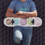 Skateboard Aquarelle de donuts mélangés Nom Sprinkles Skatebo<br><div class="desc">Skateboard avec Motif Donut Design avec beignets peints à la main et asperge le design arrière - plan.</div>