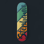 Skateboard Arc-en-ciel rétro à bande motif avec nom Graffiti<br><div class="desc">Un arc-en-ciel rétro aux couleurs les années 70 inspirées et un motif minimal. Les couleurs verte,  bleue,  jaune,  orange et rouge peuvent être changées. Les grandes bandes qui tournent en diagonale en font un look audacieux mais minimal pour votre planche.</div>
