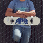 Skateboard Armadillo Graphique Customisé Personnalisé<br><div class="desc">Roulez en style avec ce skateboard qui est prêt personnalisé avec votre nom ou votre propre message personnalisé. Présente une illustration simple et audacieuse d'un armadillo en bleu contre un arrière - plan couleur crème ou ivoire.</div>