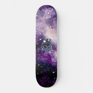 Skateboard Astronautes pagayant à travers l'espace-temps