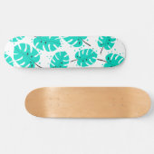 Skateboard avec feuilles tropicaux. (Horz)