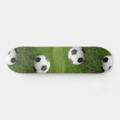 Skateboard Ballon de football dans l'herbe (Horz)