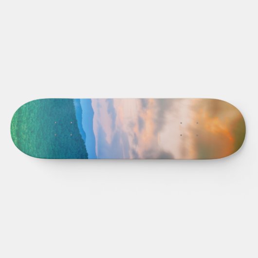 Skateboard Beau ciel, nuages rouges (Horz)