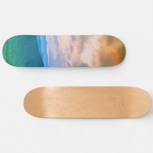 Skateboard Beau ciel, nuages rouges (Horz)