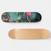 Skateboard Beau papillon sur une fleur rose (Horz)