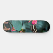 Skateboard Beau papillon sur une fleur rose (Horz)