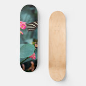 Skateboard Beau papillon sur une fleur rose (Recto)