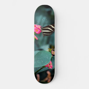 Skateboard Beau papillon sur une fleur rose