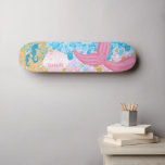 Skateboard Belle Queue de sirène rose<br><div class="desc">Planches à roulettes. Belle Queue de sirène rose prêt pour vous à personnaliser. 🥇 UN DESIGN ORIGINAL DE DROITS D'AUTEUR DE Donna Siegrist SEULEMENT DISPONIBLE SUR ZAZZLE! REMARQUE : SEULEMENT CHANGER LES ZONES MODÈLES NÉCESSAIRES! 😀 Si nécessaire, vous pouvez supprimer le texte et commencer à ajouter le texte et la...</div>