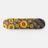 Skateboard Belles fleurs jaunes sur gris, rayures noires (Horz)