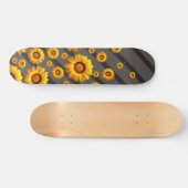 Skateboard Belles fleurs jaunes sur gris, rayures noires (Horz)