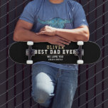 Skateboard Black Meilleur papa jamais Typographie Fête des Pè<br><div class="desc">Black Best Papa Jamais Typographie Patinage de la Fête des Pères. Une typographie branchée sur un arrière - plan noir. Ajoutez vos noms. Cette planche à roulettes moderne et personnalisée est un cadeau parfait pour un père le jour du Père,  anniversaire ou Noël et un doux souvenir.</div>
