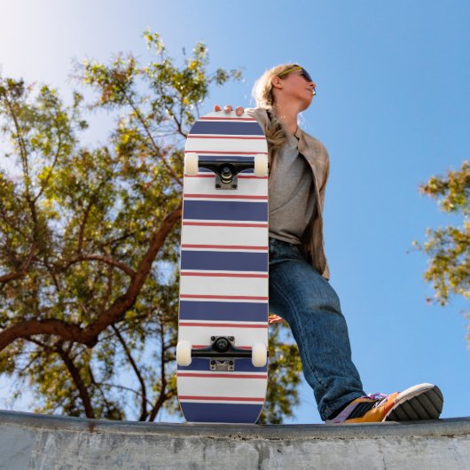 Skateboard Bleu marine et rouge (Extérieur 1)