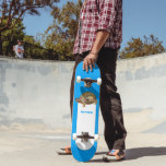 Skateboard Boîte Est Tortue Bleu brillant Personnalisé<br><div class="desc">Ajoutez votre propre nom ou message pour créer un cadeau personnalisé pour votre skateboarder favori. Ce skateboard présente une photo d'une tortue-boîte orientale contre un arrière - plan à motifs bleu vif.</div>