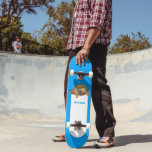 Skateboard Boîte Est Tortue Bleu brillant Personnalisé<br><div class="desc">Ajoutez votre propre nom ou message pour créer un cadeau personnalisé pour votre skateboarder favori. Ce skateboard présente une photo d'une tortue-boîte orientale contre un arrière - plan à motifs bleu vif.</div>
