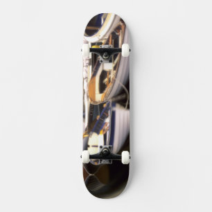 Skateboard Brouillard entourant quatre bateaux amarrés.