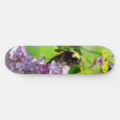 Skateboard Bumblebee sur Lilac Bush avec vos initiales (Horz)