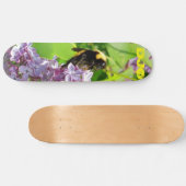 Skateboard Bumblebee sur Lilac Bush avec vos initiales (Horz)