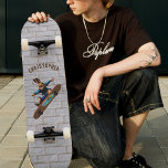 Skateboard Bunny Lapin Brick Nom du mur<br><div class="desc">Planche à roulettes pour hip hop urbains skateboard lapin skateboard pour garçons / enfants. Nom personnalisable texte sur spot gris foncé arrière - plan mur de brique foncé.</div>