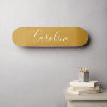 Skateboard Calligraphie Chic Personnalisée Nom Mustard Jaune<br><div class="desc">Nom de la typographie de script minimaliste en carton jaune moutarde</div>