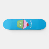 Skateboard Caricature de cupcake joyeux (Horz)