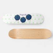 Skateboard Caricature mignonne de bleuets violets (Horz)