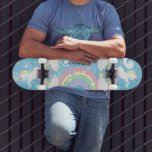 Skateboard Carte à roulettes Blue Rainbow Unicorn<br><div class="desc">Unicorn Skateboard est présenté avec un arrière - plan bleu et des arcs-en-ciel colorés et des licornes volantes prêts à vous personnaliser. REMARQUE : SEULEMENT CHANGER LES ZONES MODÈLES NÉCESSAIRES! 😀 Si nécessaire, vous pouvez supprimer le texte et commencer à ajouter le texte et la police que vous voulez. 📌...</div>