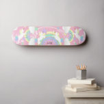 Skateboard Carte à roulettes personnalisée Rainbow Pink Unico<br><div class="desc">Unicorn Skateboard avec un arrière - plan rose et des arcs-en-ciel colorés et des licornes prêts à vous personnaliser. Remarque : Toutes les zones de modèle n'ont pas besoin d'être modifiées. 📌 Si vous avez besoin d'une personnalisation plus poussée, cliquez sur le bouton "Cliquez pour Customiser plus loin" ou "Customiser...</div>