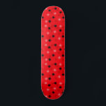 Skateboard Carte de routage atomique<br><div class="desc">Ce damier rouge atomique a tout le plaisir moderne du milieu du siècle de la cuisine de votre grand-mère, moins le linoléum collant. Le design kitschy est composé d'un arrière - plan rouge avec des pointes d'or et des starbursts placés aléatoirement en noir, et de tons rouge et rose foncé....</div>