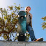 Skateboard Carte de skate marine Blue Gold Nebula<br><div class="desc">Des asperges bleu marine et or en imitation feuille créent une nébuleuse avec un élégant monogramme vertical au fond du skateboard.</div>