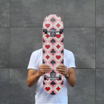 Skateboard Cartes de lecture vintages Couleurs Planche à roul<br><div class="desc">Un joli Skateboard avec les célèbres couleurs de jouer aux cartes dans un style vintage et en forme de croix incluant le coeur,  pique,  diamants et trèfle des amateurs de jeu de cartes : monter et jouer!</div>