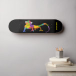 Skateboard Carton couleur arc-en-ciel Chameleon Personnalisé<br><div class="desc">Ce skateboard est prêt à être personnalisé avec un nom ou un autre texte personnalisé. Il présente un dessin animé aux couleurs vives d'un caméléon dressé contre un arrière - plan noir avec votre texte en caractères gras vert citron.</div>