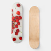 Skateboard Cerises rouges à la lumière naturelle Pose sur bla (Recto)