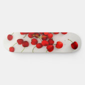 Skateboard Cerises rouges à la lumière naturelle Pose sur bla (Horz)
