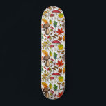 Skateboard Champignons d'automne, feuilles, noix et baies sur<br><div class="desc">Motif vectoriel а et peint avec divers champignons d'automne,  feuilles tombés,  glands,  baies et insectes</div>